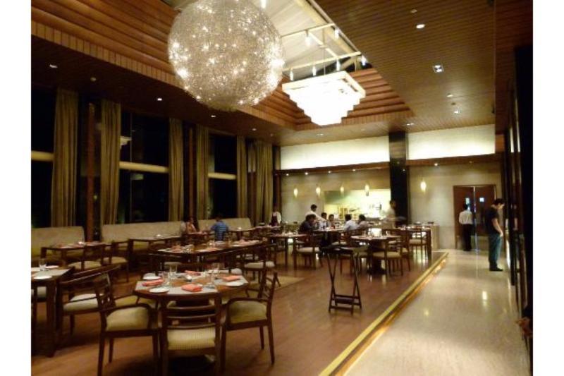 Taj Club House Hotel Ченай Екстериор снимка