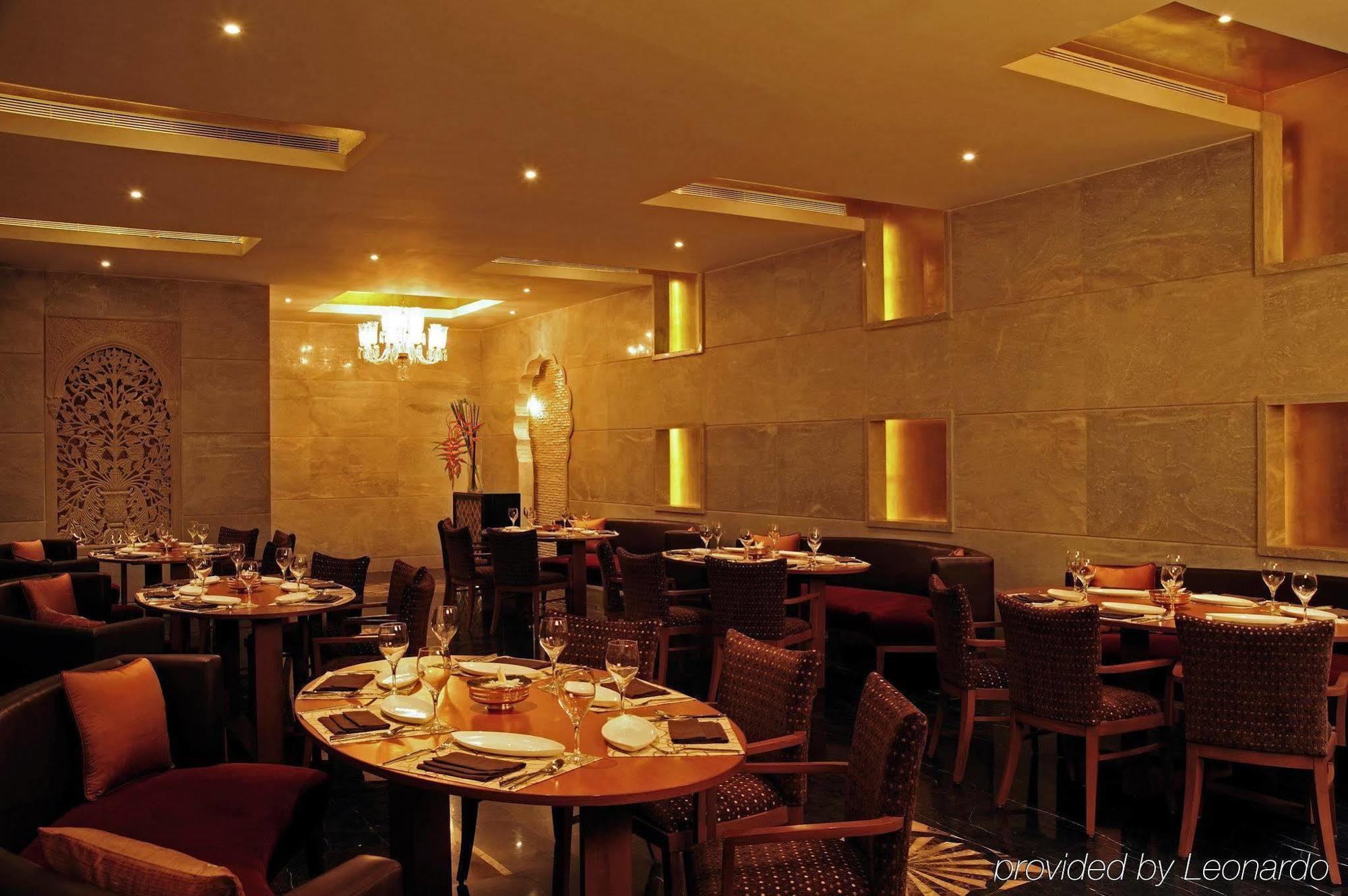 Taj Club House Hotel Ченай Ресторант снимка